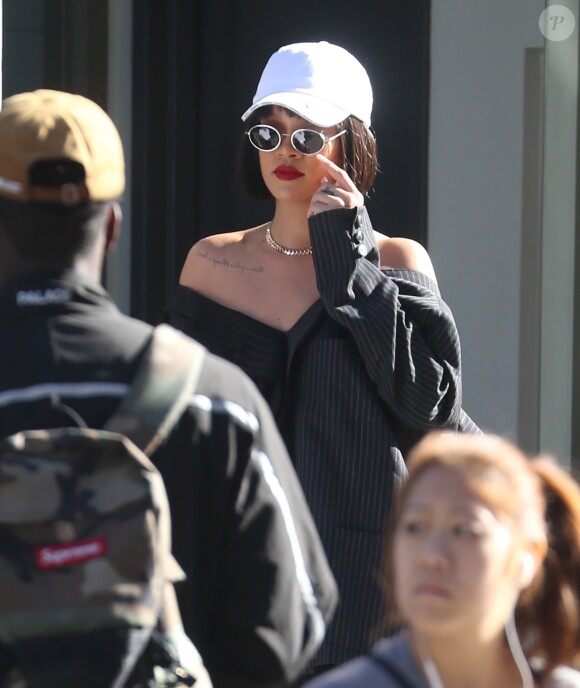 Rihanna porte une robe chemise et des escarpins Jimmy Choo 'Claire' dans les rues de New York, le 19 octobre 2017