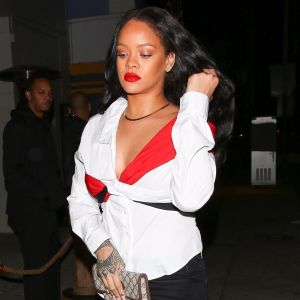 Exclusif - Rihanna arrive au restaurant 'Giorgio Baldi' à Santa Monica en Californie. Elle porte une jupe en jean noir, un haut blanc et rouge et une pochette Gucci, le 11 novembre 2017. 