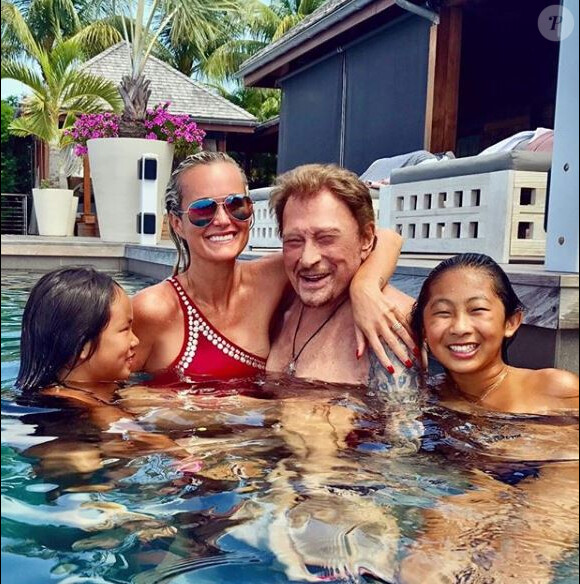 Laeticia et Johnny Hallyday, avec leurs deux filles Joy et Jade, lors de leurs dernières vacances à Saint-Barthélemy, Instagram, le 30 août 2017.