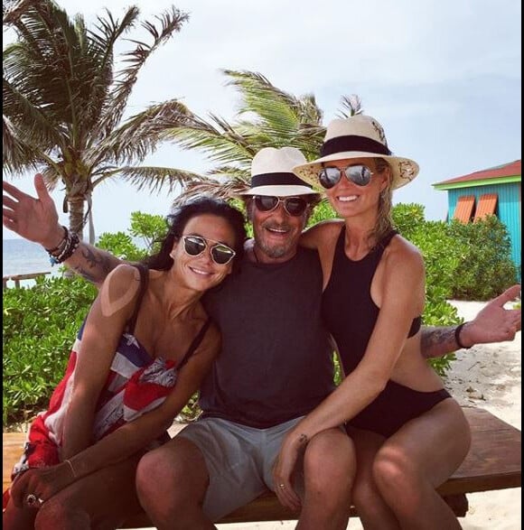 Johnny et Laeticia Hallyday avec Sandra de Matteis lors de vacances à Saint-Barthélemy, Instagram, le 24 août 2015.