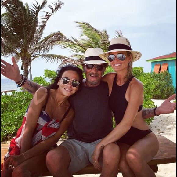 Johnny et Laeticia Hallyday avec Sandra de Matteis lors de vacances à Saint-Barthélemy, Instagram, le 24 août 2015.