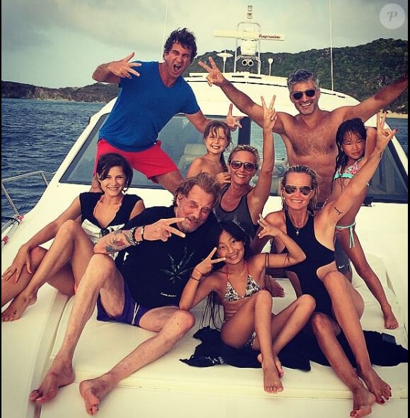 Laeticia et Johnny Hallyday, leurs deux filles Jade et Joy, lors de vacances à Saint-Barthélemy, Instagram, le 26 août 2014.