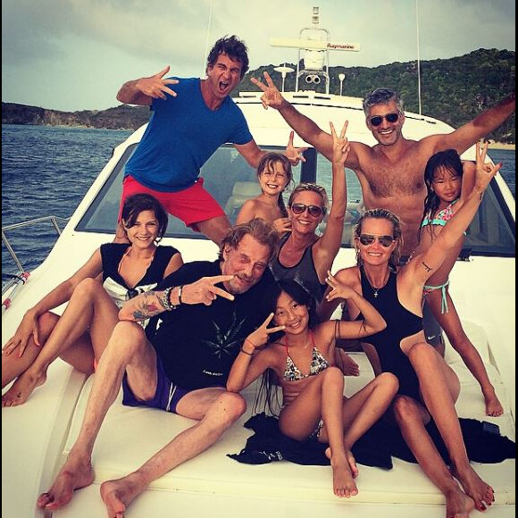 Laeticia et Johnny Hallyday, leurs deux filles Jade et Joy, lors de vacances à Saint-Barthélemy, Instagram, le 26 août 2014.