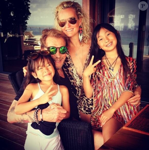 Johnny et Laeticia Hallyday avec leurs filles Jade et Joy lors de vacances à Saint-Barthélemy, Instagram.