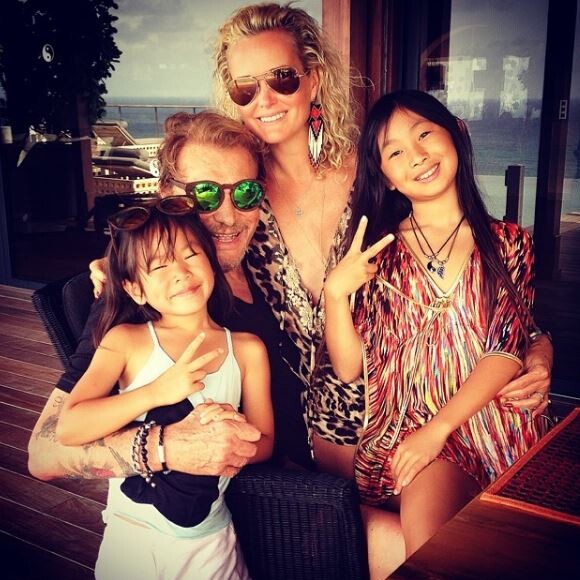 Johnny et Laeticia Hallyday avec leurs filles Jade et Joy lors de vacances à Saint-Barthélemy, Instagram.