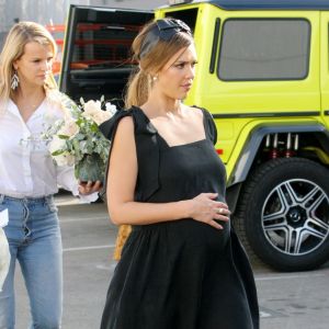 Jessica Alba, enceinte, couverte de fleurs et de cadeaux par ses amies lors de sa baby shower chez Ladurée à Beverly Hills, le 9 décembre 2017.