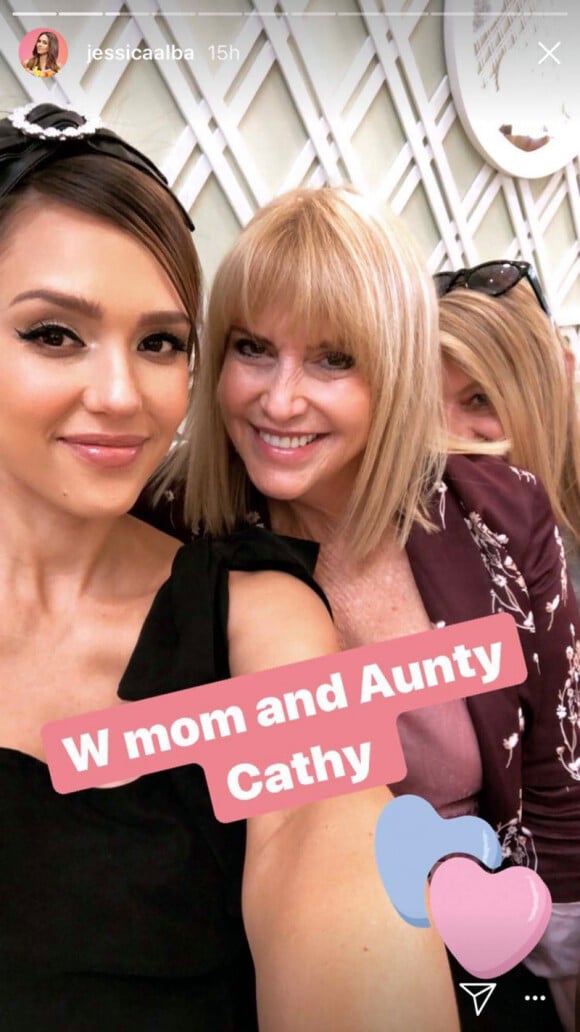 Jessica Alba pose avec sa mère et sa tante Cathy lors de sa baby shower chez Ladurée à Los Angeles, le 9 décembre 2017.
