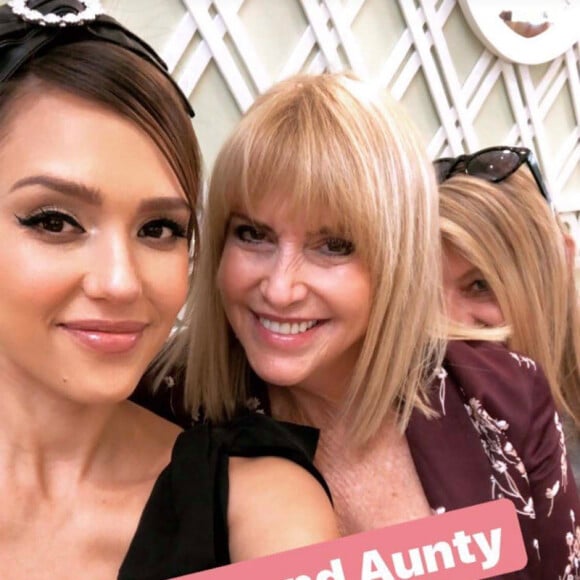 Jessica Alba pose avec sa mère et sa tante Cathy lors de sa baby shower chez Ladurée à Los Angeles, le 9 décembre 2017.