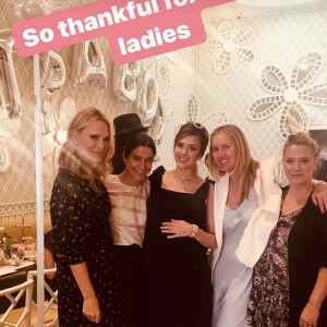 Jessica Alba pose avec Molly Sims et ses amies lors de sa baby shower chez Ladurée à Los Angeles, le 9 décembre 2017.