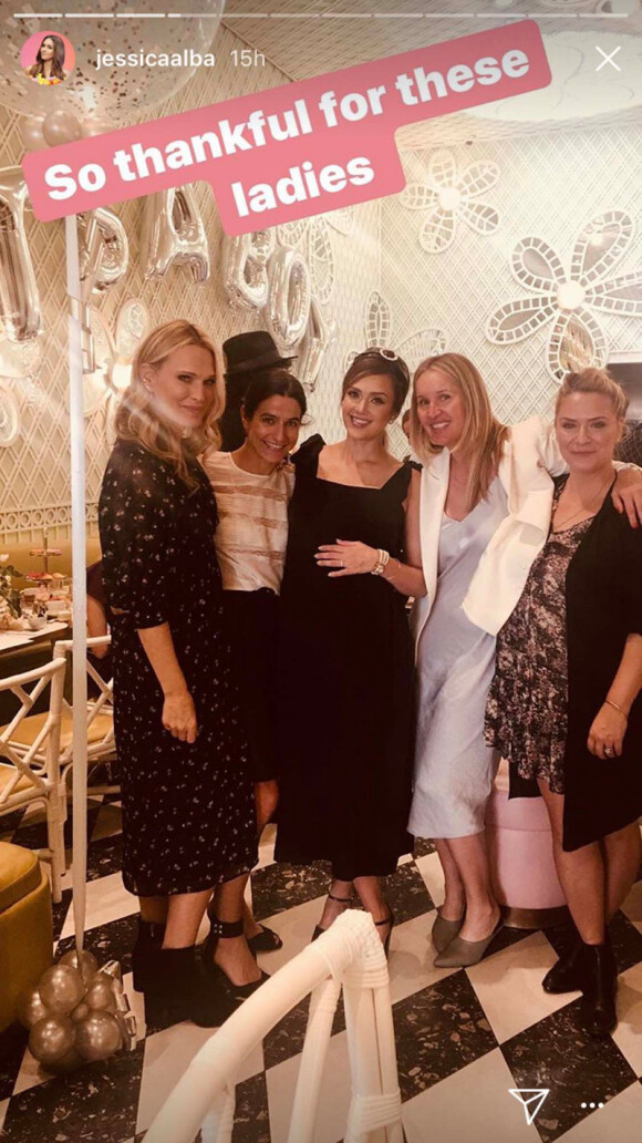 Jessica Alba pose avec Molly Sims et ses amies lors de sa baby shower chez Ladurée à Los Angeles, le 9 décembre 2017.