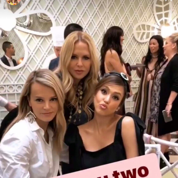 Jessica Alba pose avec RAchel Zoe et des amies lors de sa baby shower chez Ladurée à Los Angeles, le 9 décembre 2017.