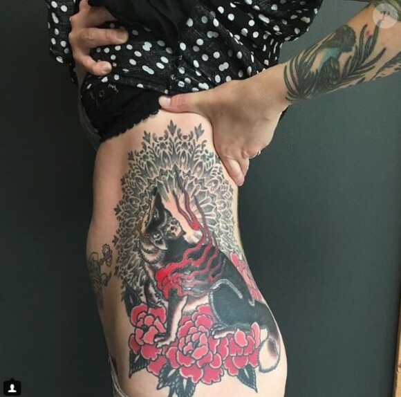 Le tatouage imposant de Coeur de pirate, 2017