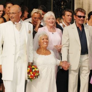 Michel Fugain, Mimie Mathy et son mari Benoist Gérard, Stéphanie Fugain, Muriel Robin, Line Renaud, David Douillet, Benjamin Castaldi, Flavie Flament, Johnny Hallyday et sa femme Laeticia en 2005 à Paris - Mariage de Mimie Mathy et son mari Benoist Gérard en 2005 à Paris.