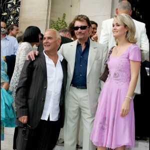 Michel Fugain, Johnny Hallyday et Laeticia Hallyday au mariage de Mimie Mathy et son mari Benoist Gérard en 2005 à Paris.