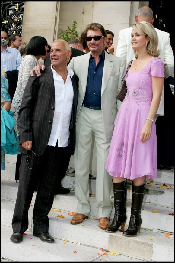 Michel Fugain, Johnny Hallyday et Laeticia Hallyday au mariage de Mimie Mathy et son mari Benoist Gérard en 2005 à Paris.