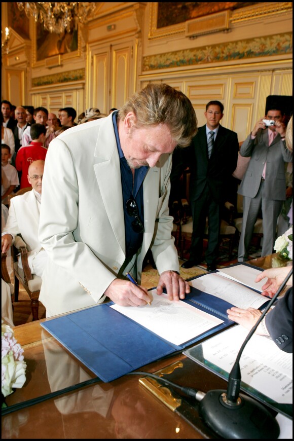 Johnny Hallyday au mariage de Mimie Mathy et son mari Benoist Gérard en 2005 à Paris.