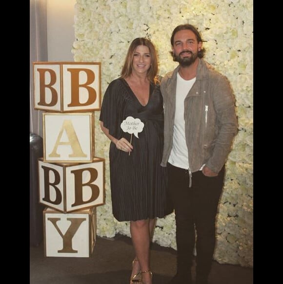 Joanne Beckham, la petite soeur de David Beckham, avec son compagnon Kris Donnelly lors de sa babyshower. Instagram, le 6 novembre 2017.