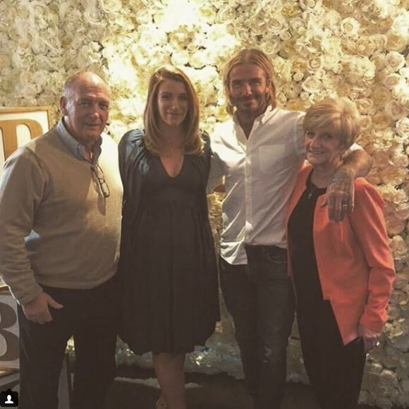 David Beckham pose avec sa petite soeur Joanne et leurs parents sur Instagram, le 6 novembre 2017.