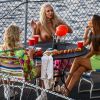 Matthew McConaughey s'amuse avec des bimbos aux seins nus sur le tournage de 'The Beach Bum' à Miami, le 12 décembre 2017