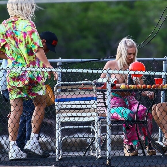 Matthew McConaughey s'amuse sur le tournage de 'The Beach Bum' à Miami, le 12 décembre 2017 Actor Matthew McConaughey is spotted filming a scene with a couple of topless chicks on the set of 'The Beach Bum' in Miami. Matthew and the topless girls were filming a party scene with lots of drinking and smoking. 12th december 201712/12/2017 - Miami