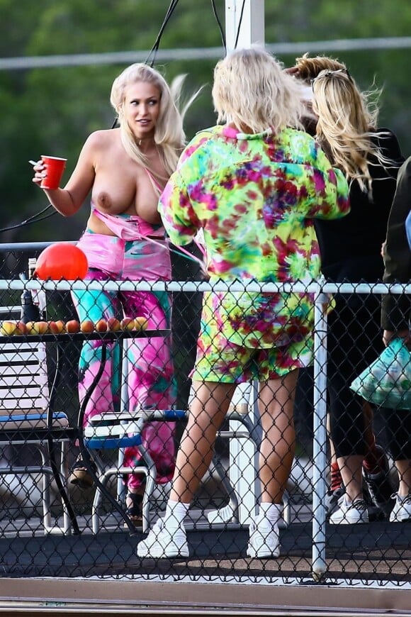 Matthew McConaughey s'amuse avec des femmes topless sur le tournage de 'The Beach Bum' à Miami, le 12 décembre 2017