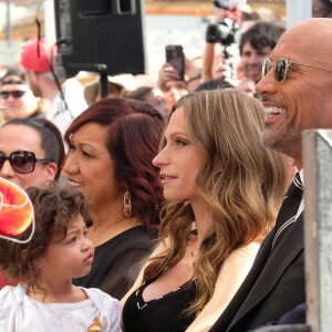 Dwayne Johnson avec sa femme Lauren Hashian, sa fille Jasmine et sa mère Ata Johnson - Dwayne Johnson reçoit son étoile sur le walk of Fame à Hollywood, le 13 décembre 2017