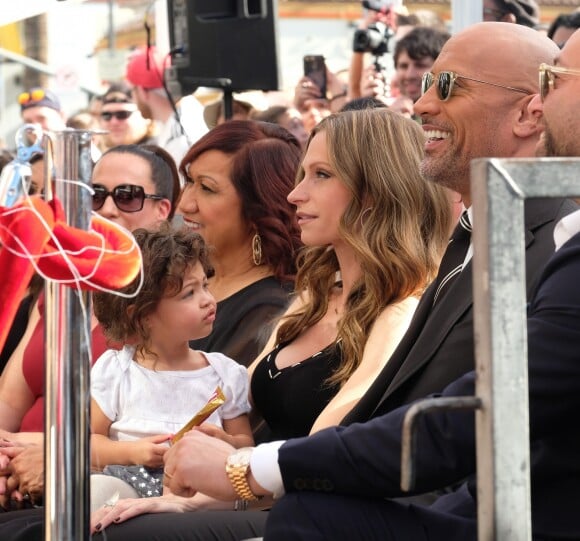 Dwayne Johnson avec sa femme Lauren Hashian, sa fille Jasmine et sa mère Ata Johnson - Dwayne Johnson reçoit son étoile sur le walk of Fame à Hollywood, le 13 décembre 2017