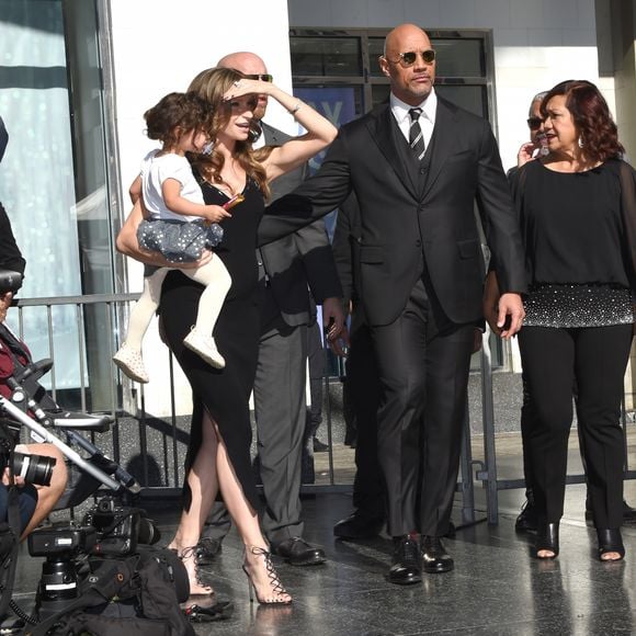 Dwayne Johnson avec sa femme Lauren Hashian, sa fille Jasmine et sa mère Ata Johnson - Dwayne Johnson reçoit son étoile sur le walk of Fame à Hollywood, le 13 décembre 2017