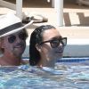 Exclusif - David Spade et  Naya Rivera s'enlacent dans la piscine de leur hôtel club à Honolulu (Hawaï) le 2 avril 2017