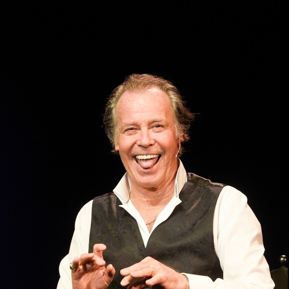 Michel Leeb sur la scène du Casino de Paris lors de la générale de son spectacle "Michel Leeb - 40 ans !" à Paris le 14 décembre 2017. © Coadic Guirec/Bestimage