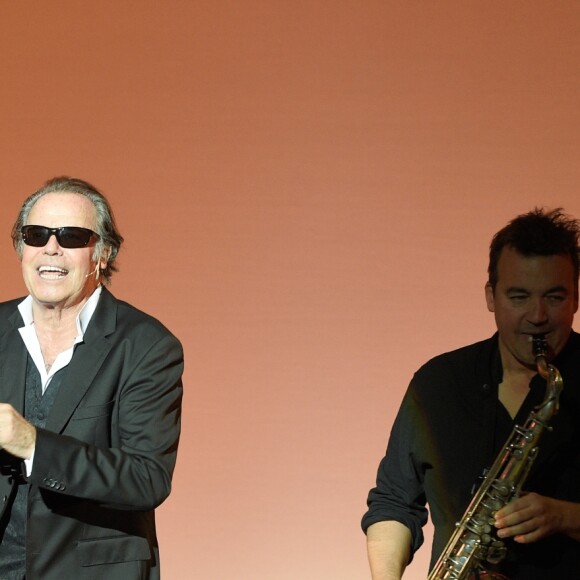 Michel Leeb sur la scène du Casino de Paris lors de la générale de son spectacle "Michel Leeb - 40 ans !" à Paris le 14 décembre 2017. © Coadic Guirec/Bestimage