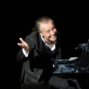 Michel Leeb sur la scène du Casino de Paris lors de la générale de son spectacle "Michel Leeb - 40 ans !" à Paris le 14 décembre 2017. © Coadic Guirec/Bestimage