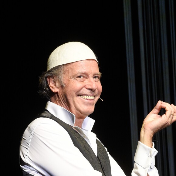 Michel Leeb sur la scène du Casino de Paris lors de la générale de son spectacle "Michel Leeb - 40 ans !" à Paris le 14 décembre 2017. © Coadic Guirec/Bestimage