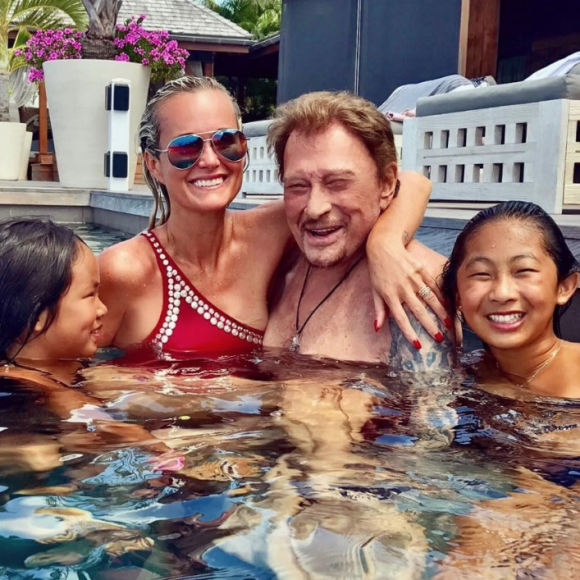 Yaël Abrot immortalise Johnny et Laeticia Hallyday avec leurs filles dans leur piscine de Saint-Barthélemy, le 23 août 2017.