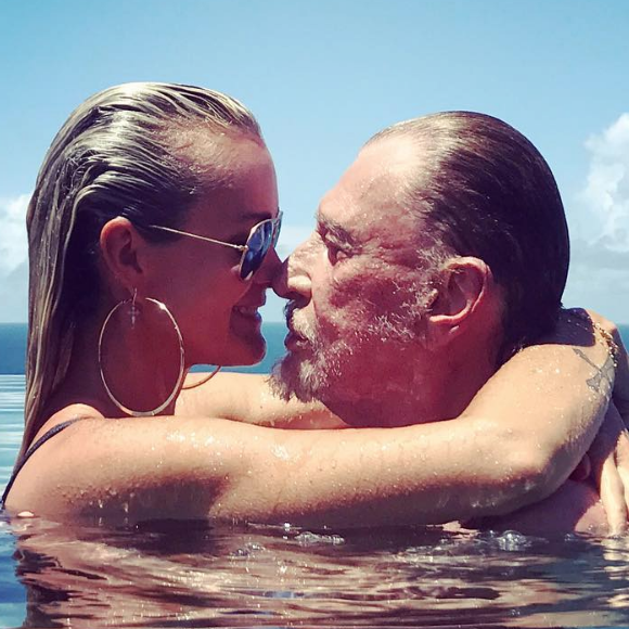 Johnny et Laeticia Hallyday immortalisés par leur ami Pierre Rambaldi dans leur piscine à Saint-Barthélemy, le 13 août 2017.