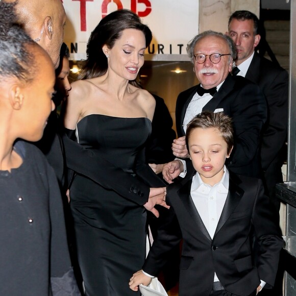 Angelina Jolie à la sortie du Cipriani Wall Street avec ses enfants Shiloh, Zahara, Pax et Knox à New York, le 15 décembre 2017