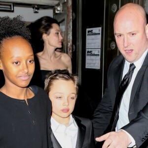 Angelina Jolie à la sortie du Cipriani Wall Street avec ses enfants Shiloh, Zahara, Pax et Knox à New York, le 15 décembre 2017