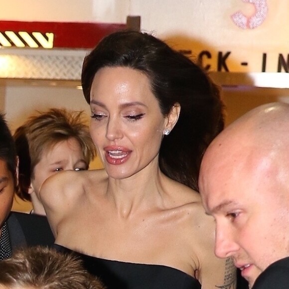 Angelina Jolie à la sortie du Cipriani Wall Street avec ses enfants Shiloh, Zahara, Pax et Knox à New York, le 15 décembre 2017