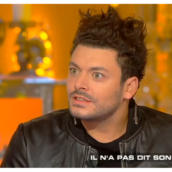 Kev Adams sur le plateau de l'émission "Salut les terriens" diffusée le 16 décembre sur C8. Face aux sous-entendus de Thierry Ardisson, qui cherchait à mentionner la relation du comédien avec la belle Iris Mittenaere, l'humoriste s'est montré parfois très embarrassé. Kev Adams avait déjà déclaré qu'il préférait ne pas évoquer sa vie privée dans les médias.