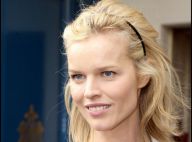 Eva Herzigova, un look sage et parfait au défilé... et en vidéo !