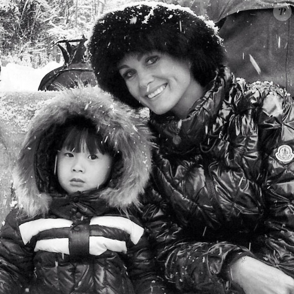 Laeticia Hallyday et sa petite dernière, Joy, à Gstaad, décembre 2014.