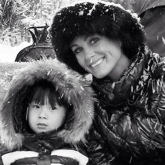 Laeticia Hallyday et sa petite dernière, Joy, à Gstaad, décembre 2014.