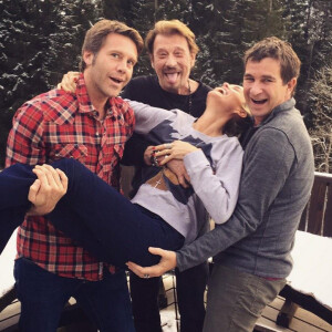 Emmanuel Philibert de Savoie, Johnny Hallyday et Pierre Rambaldi portent Laeticia Hallyday à Gstaad, décembre 2014.