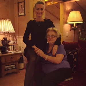 Laeticia Hallyday pose avec sa grand-mère Elyette à Gstaad, décembre 2014.