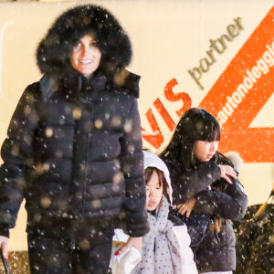 Laeticia Hallyday et ses filles Jade et Joy font des courses à Gstaad, le 27 décembre 2014.