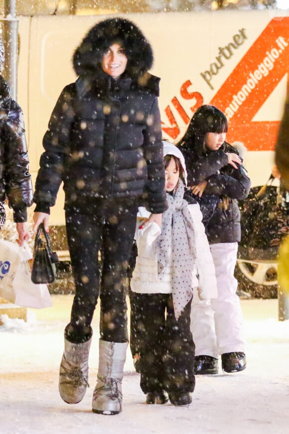 Laeticia Hallyday et ses filles Jade et Joy font des courses à Gstaad, le 27 décembre 2014.