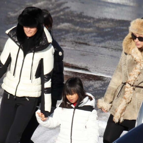 Laeticia Hallyday, Laura Smet et la petite Jade à Gstaad, le 23 décembre 2011.