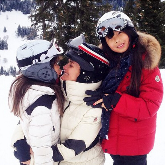 "Love is all we need", est la légende choisie par Laeticia Hallyday pour cette photo de ses filles postée sur Instagram le 2 janvier 2015.