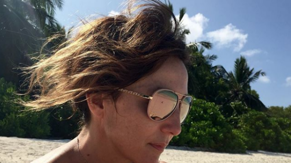 Elsa Zylberstein : Canonissime pour des vacances au paradis, elle laisse rêveur