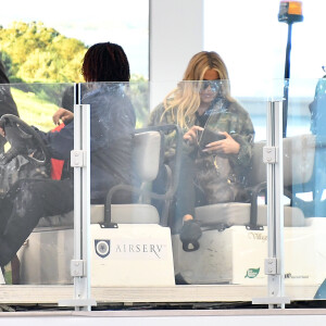 Khloe Kardashian arrive à l'aéroport JFK de New York en partance pour Los Angeles le 8 decembre 2017.